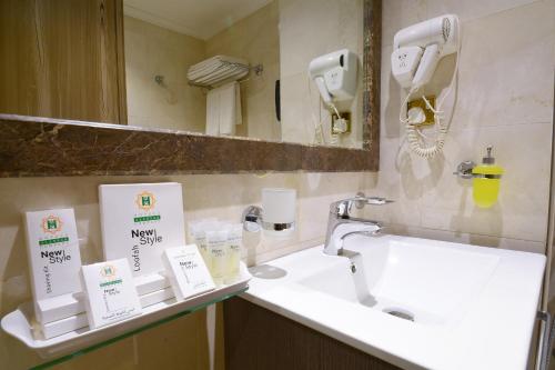 Vonios kambarys apgyvendinimo įstaigoje Golden Tulip Al-Zahabi