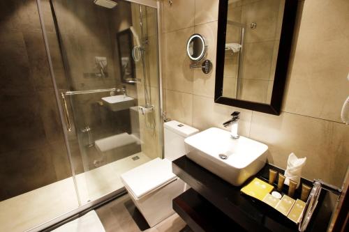 Kupatilo u objektu Diwan Residence Hotel- ِAlnaeem