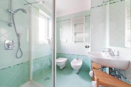 La salle de bains est pourvue d'une douche, d'un lavabo et de toilettes. dans l'établissement mrg home holiday, à Sorrente