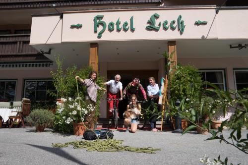 um grupo de pessoas em pé em frente a um edifício em Hotel Lech & Residenz Chesa Rosa em Lech am Arlberg