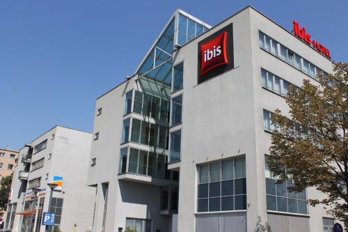 a building with a ups sign on it at Ibis Linz City in Linz