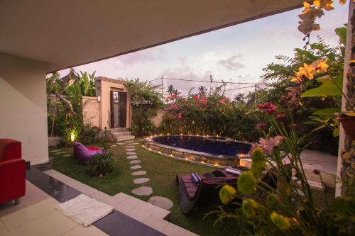 a garden with a pool in the middle of a yard at Ratna Villa in Ubud