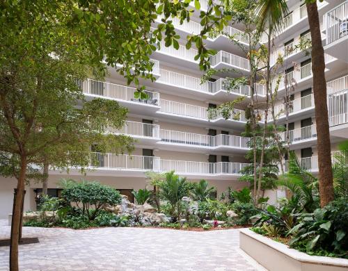 ein Apartmenthaus mit einem Garten davor in der Unterkunft Avanti Palms Resort And Conference Center in Orlando