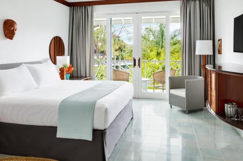 een hotelkamer met een bed en een balkon bij Couples Negril in Negril