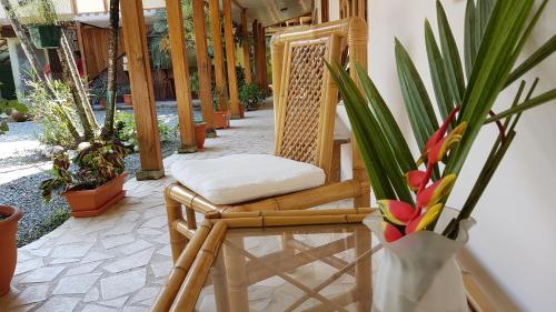 Ein Balkon oder eine Terrasse in der Unterkunft Yucca Beachfront Hotel