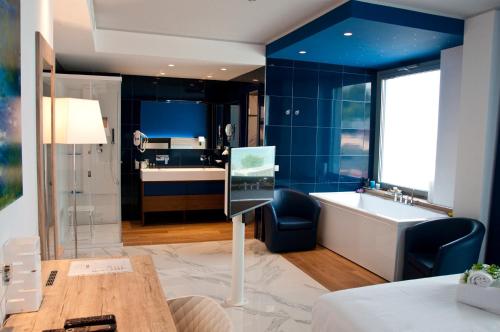 una camera con bagno dotato di vasca e lavandino di Ambruosi Village Resort & SPA a Massignano