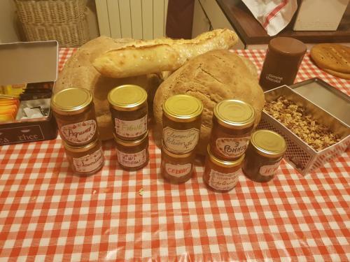 een tafel vol brood en potten pindakaas bij Chambre d'Hôte "Chez Antoinette et Charles" in Venaco