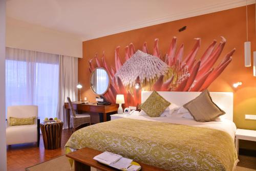 Een bed of bedden in een kamer bij Polana Serena Hotel