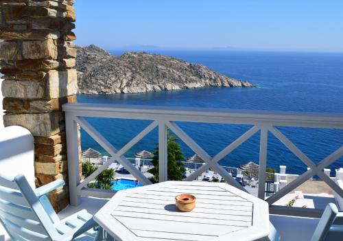 a balcony with a table and chairs and the ocean at Hotel Katerina in Mylopotas