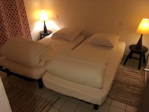 サント・マキシムにあるRésidence Thalassaのベッドルーム(白いベッド1台、椅子付)