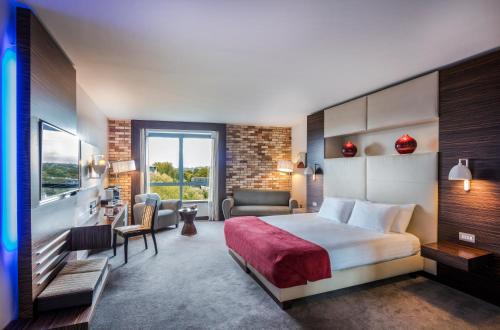 Absolute Hotel Limerick في ليميريك: غرفة الفندق بسرير كبير ومكتب