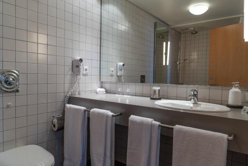 イーサフィヨルズルにあるHotel Isafjördur - Torgのバスルーム(洗面台、トイレ、鏡付)