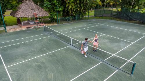 Comodidades para jogar ténis e squash em Couples Swept Away ou nas proximidades
