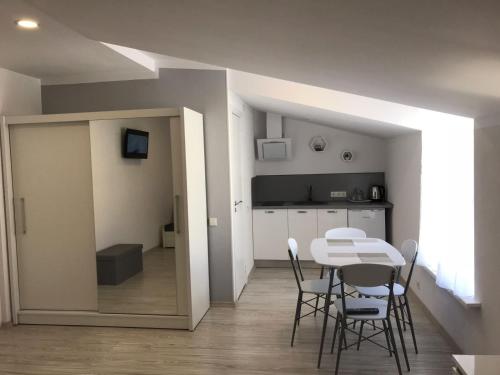 een eetkamer en een keuken met een tafel en stoelen bij Tukums apartments in Tukums