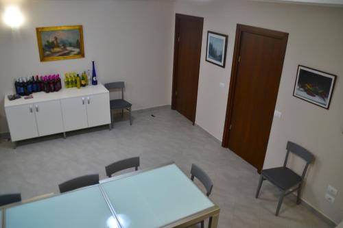 une chambre avec une table, des chaises et une armoire dans l'établissement Fattoria Didattica Le Torte, à Bettona