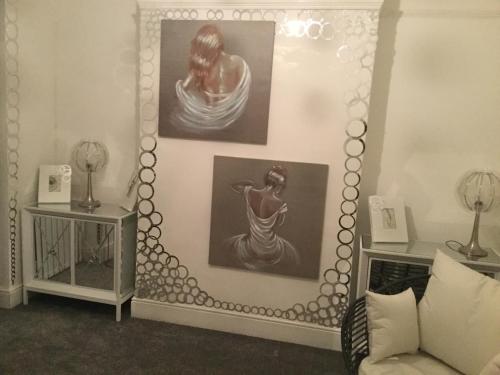 een kamer met twee foto's van een vrouw aan de muur bij Anfield heart of Liverpool in Liverpool