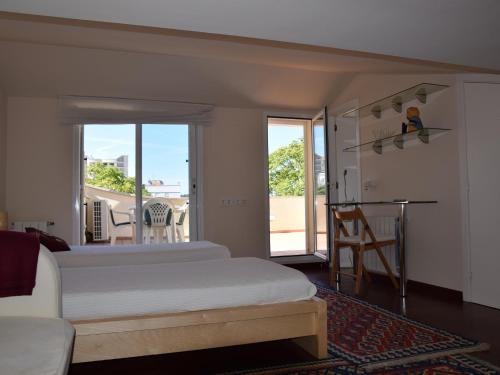 プラヤ・デアロにあるApartament platjaのベッドルーム1室(ベッド1台付)が備わります。バルコニーの景色を望めます。