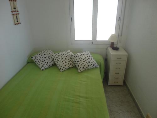 サン・フェリウ・デ・ギホルスにあるSenya salvi 21のベッドルーム1室(緑色のベッド1台、枕付)、窓が備わります。