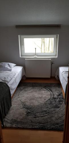 a bedroom with two beds and a window at Toscana Restaurant and Bed & Breakfast in Padborg
