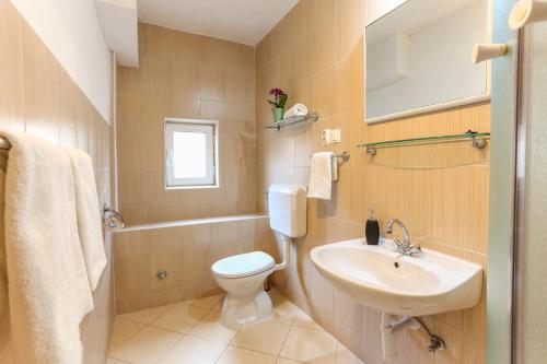 フヴァルにあるApartment Lilly with Amazing City Viewのトイレと洗面台付きのバスルーム