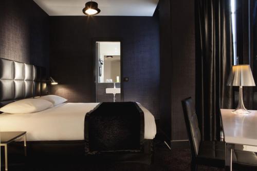 Cama ou camas em um quarto em First Hotel Paris Tour Eiffel