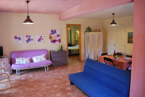 - un salon avec un canapé bleu et une table dans l'établissement Case Vacanze Fossanave, à Santa Tecla