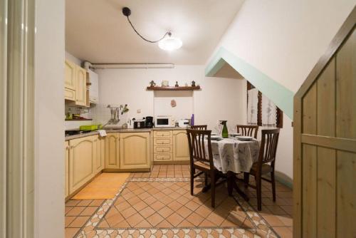 ヴェネツィアにあるSan Barnaba Artist's district houseの部屋にテーブルと椅子のあるキッチン