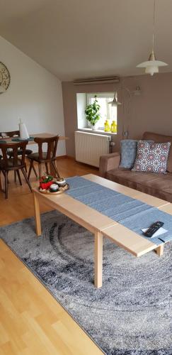 a living room with a coffee table and a couch at Toscana Restaurant and Bed & Breakfast in Padborg