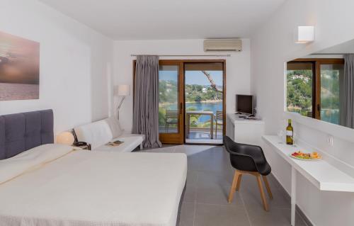 Postel nebo postele na pokoji v ubytování Cape Kanapitsa Hotel & Suites