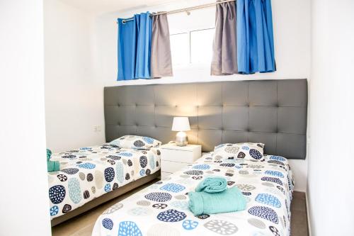 コラレホにあるCasa Racheleのベッドルーム(青と白のベッド2台付)