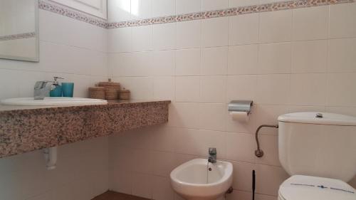 y baño con aseo y lavamanos. en Apartamentos Marivent, en Cala en Blanes