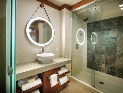 La salle de bains est pourvue d'un lavabo et d'une douche. dans l'établissement Hyatt Vacation Club at High Sierra Lodge, à Incline Village