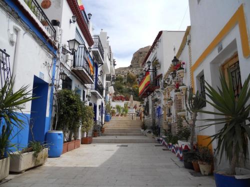 una calle estrecha en una ciudad con edificios en Loft Abad playa Beach Center en Alicante