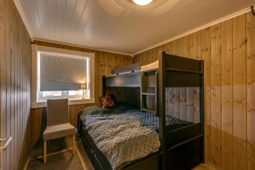 מיטה או מיטות קומותיים בחדר ב-Tinden Grendehytte