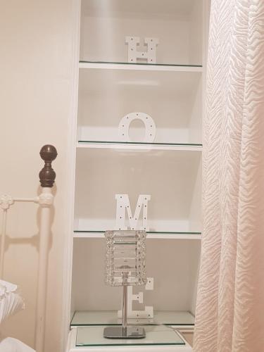 un estante con una señal que se lee en un dormitorio en Marylebone Luxury 3BR Flat Elegant Central Gem, en Londres