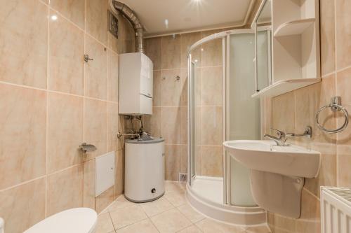 カルビアにあるWilla Hetmanのバスルーム(トイレ、洗面台、シャワー付)