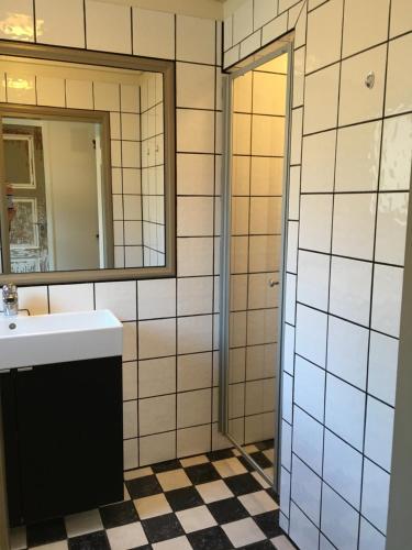 a bathroom with a sink and a mirror at Ellingsens Apartment Egersund in Egersund