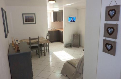 un soggiorno con tavolo e sala da pranzo di Chambre d'hôtes de Florence a Woippy