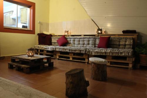 a living room with a couch with red pillows at Quinta da Norinha in Portimão