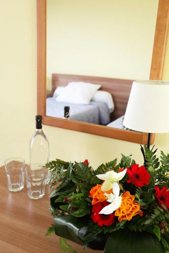 Ένα ή περισσότερα κρεβάτια σε δωμάτιο στο Hôtel Des Nacres