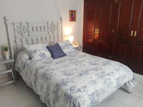 アンテケラにあるCharming Villadarias M. Palace apartmentのベッドルーム1室(青と白の掛け布団付きのベッド1台付)