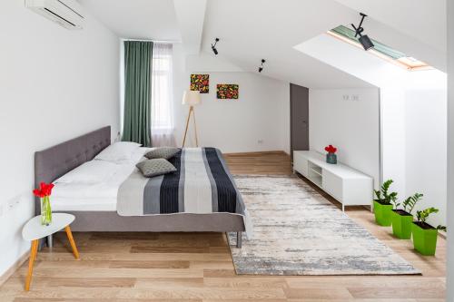 um quarto com uma cama grande num quarto em Apart Hotel Code 10 em Lviv