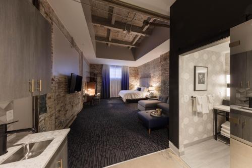 Una cama o camas en una habitación de Hotel Trundle