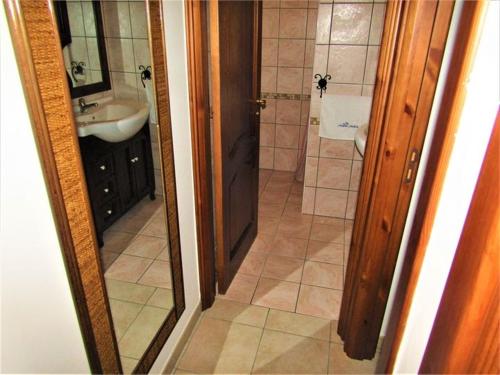 トッレ・サン・ジョヴァンニ・ウジェントにあるVilletta Asiaのバスルーム(洗面台、トイレ、シャワー付)