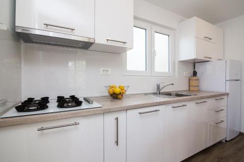 Virtuvė arba virtuvėlė apgyvendinimo įstaigoje Luxury Mobile Homes Liza