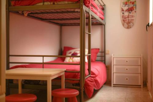 モガンにあるCasa Apoloのベッドルーム1室(二段ベッド2台、テーブル、スツール付)