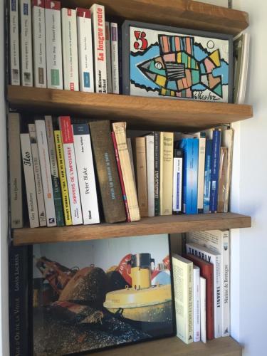 a book shelf filled with books at Le Pas Saint Joseph in Saint Malo