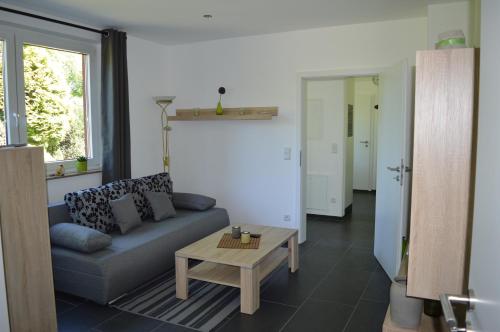 a living room with a couch and a table at Ferienwohnung Gravemeier in Ladbergen