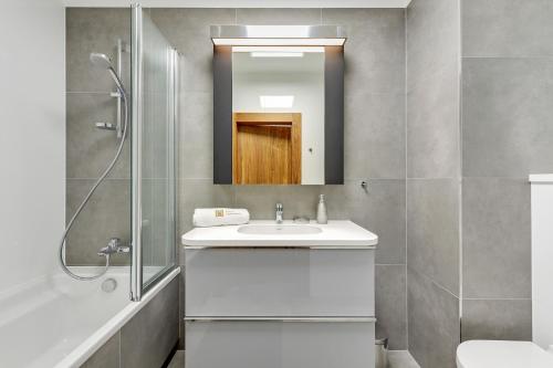 グダニスクにあるBaltic Pearl - Nadmorze Premiumのバスルーム(シンク、シャワー、鏡付)