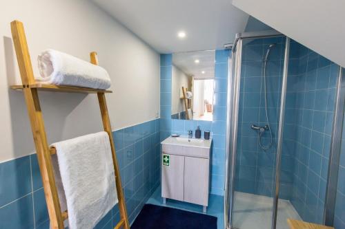 uma casa de banho com um chuveiro e um lavatório. em Downtown Porto Bonfim Studio Apt em Porto